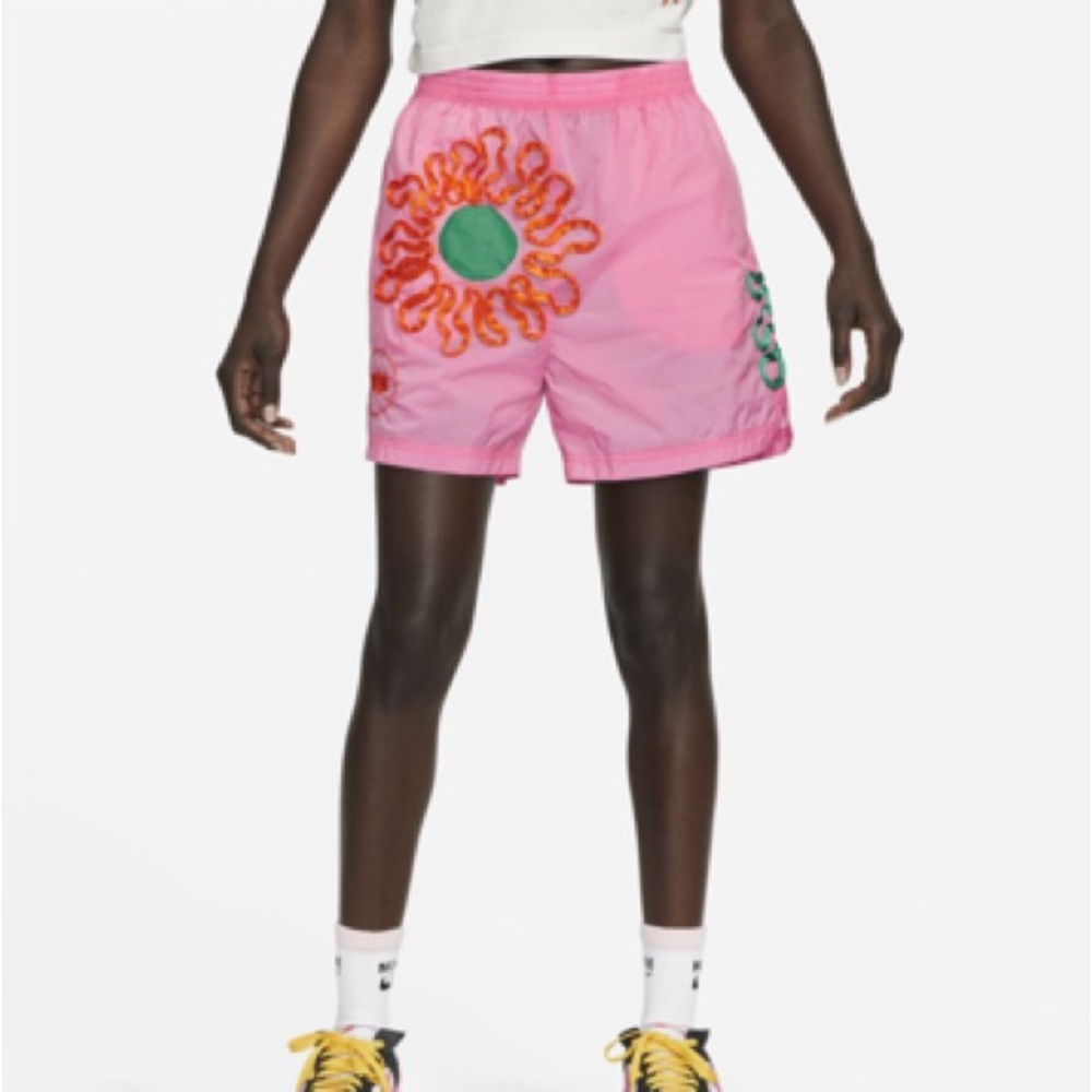 Nike Sportswear Uphoria Woven Shorts in Pink size Large